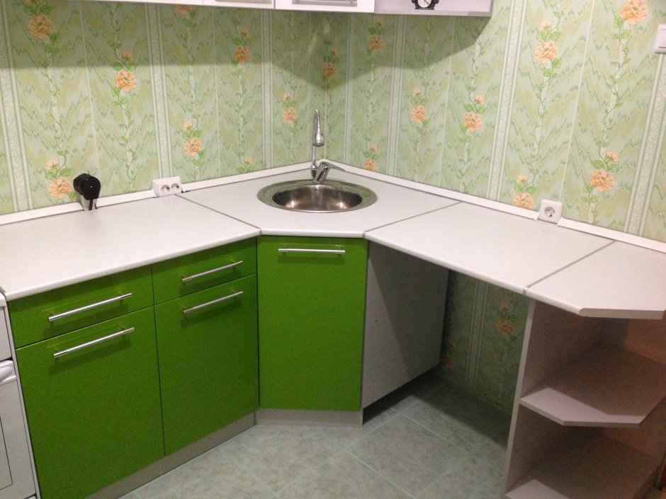 Кухонный гарнитур с мойкой в углу