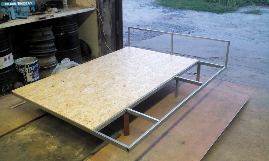 Летающая кровать из металла