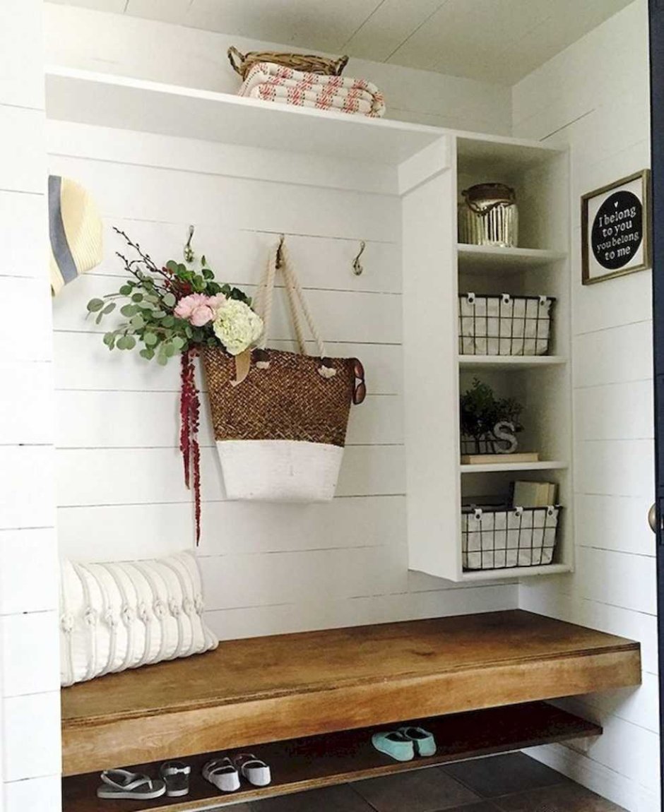 Деревянная полка в прихожую