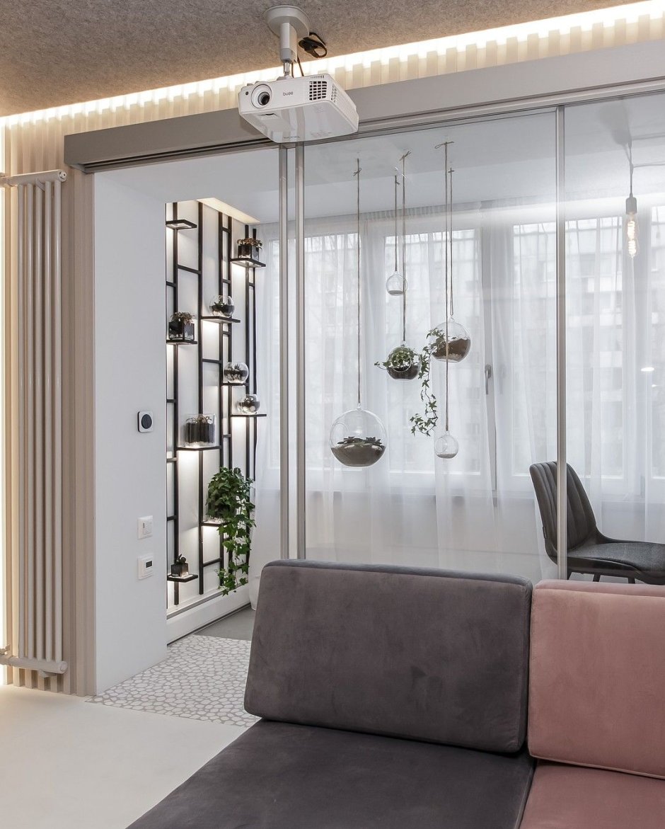 Стеклянная перегородка между спальней и гостиной