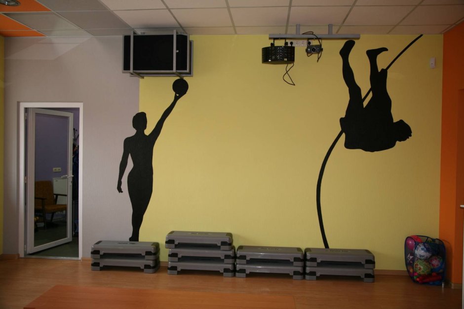 Стены в фитнес зале