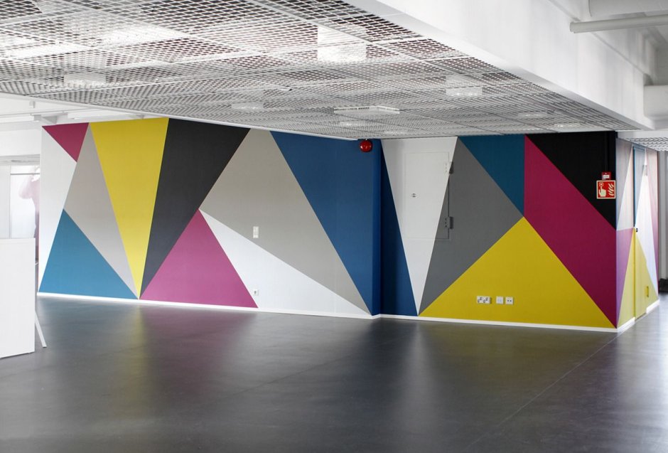 Геометрия на стенах в офисе