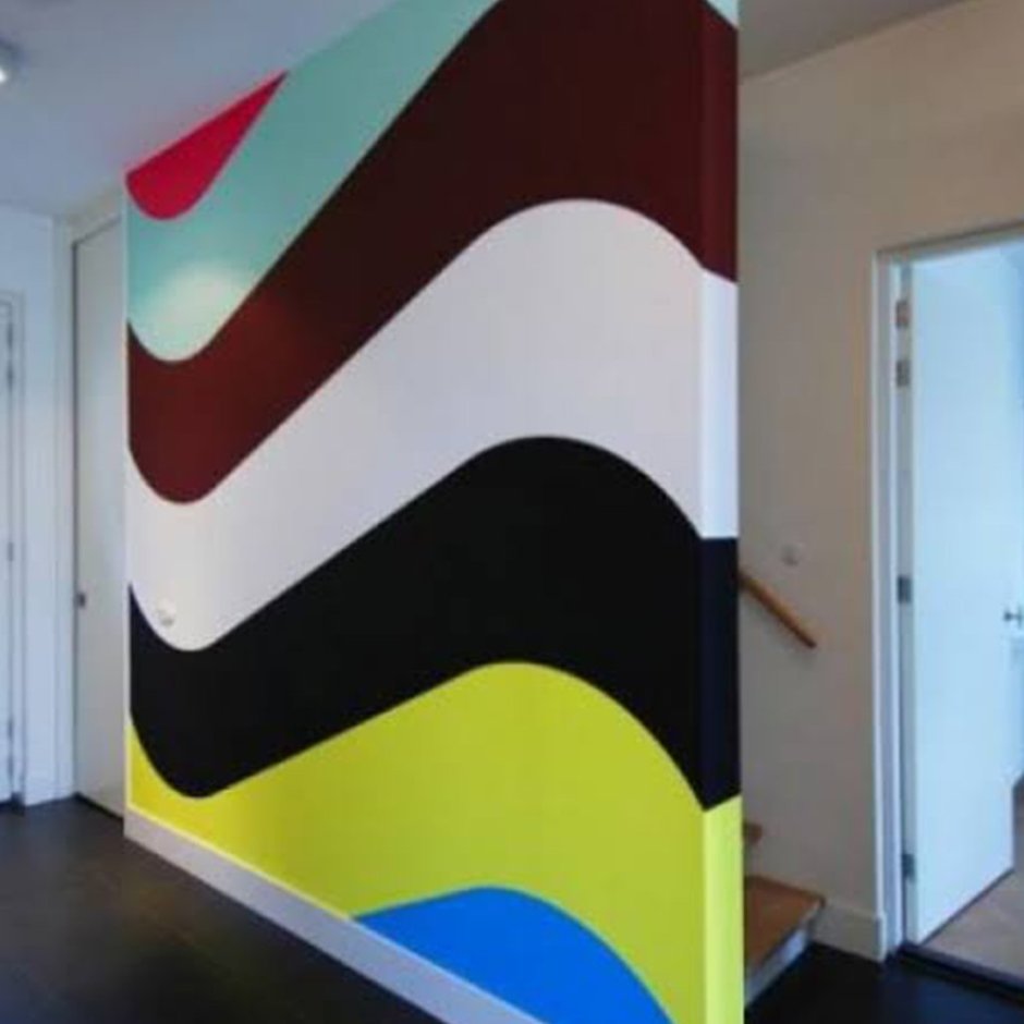 Цветные полосы на стене