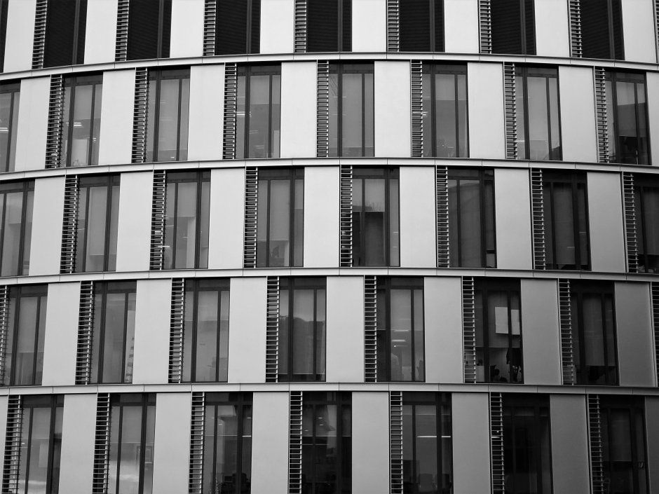 Черно белый фасад здания