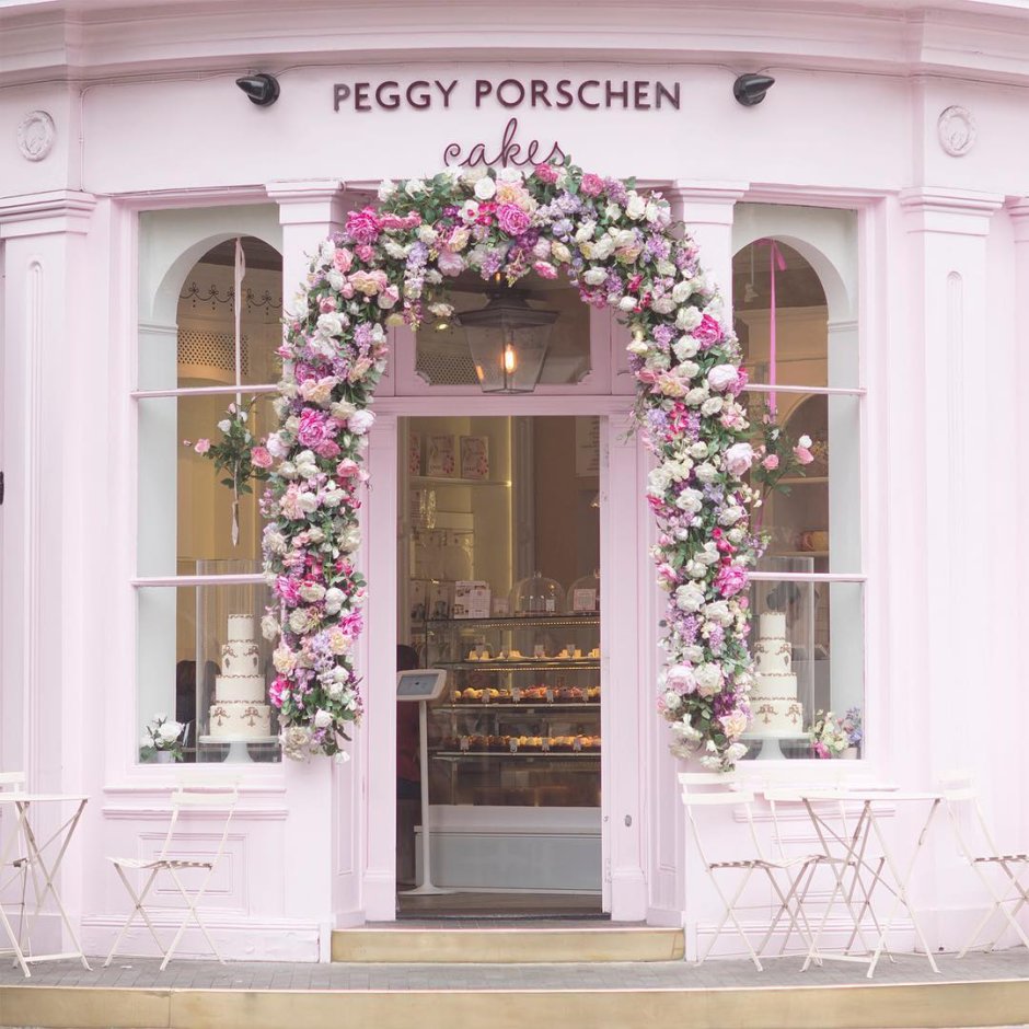 Украшение входной группы цветами