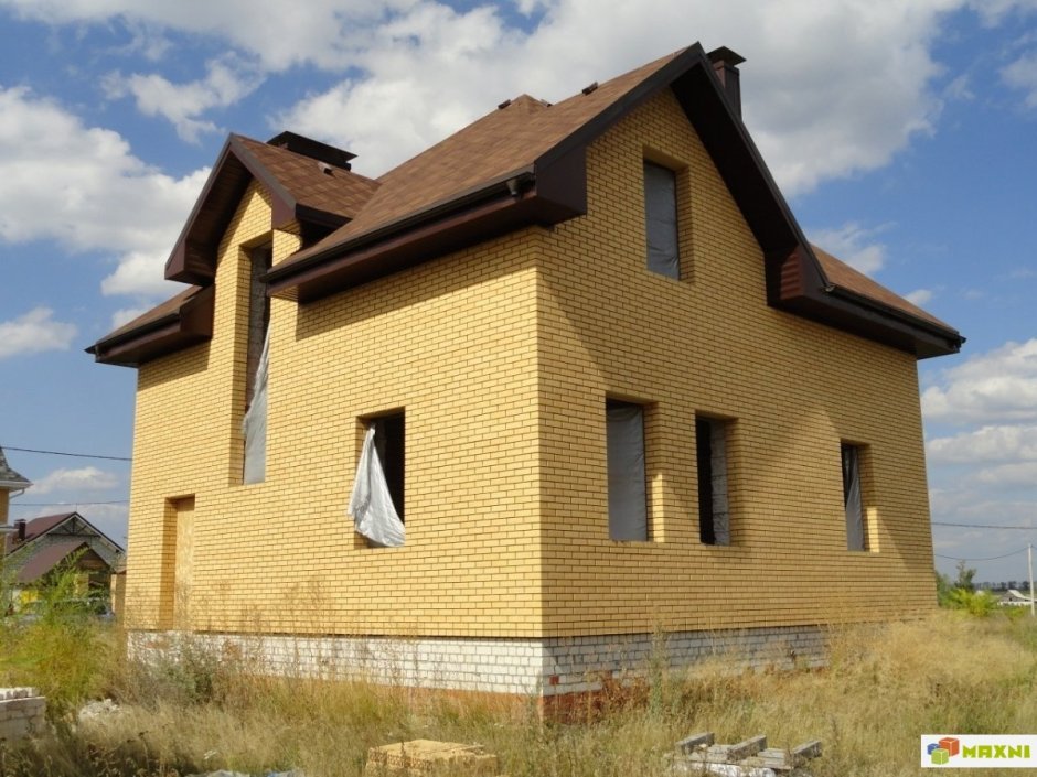 Дом в кирпиче цвет солома и шоколад