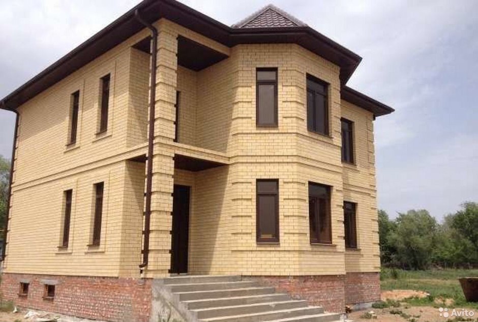 Фасад из желтого кирпича