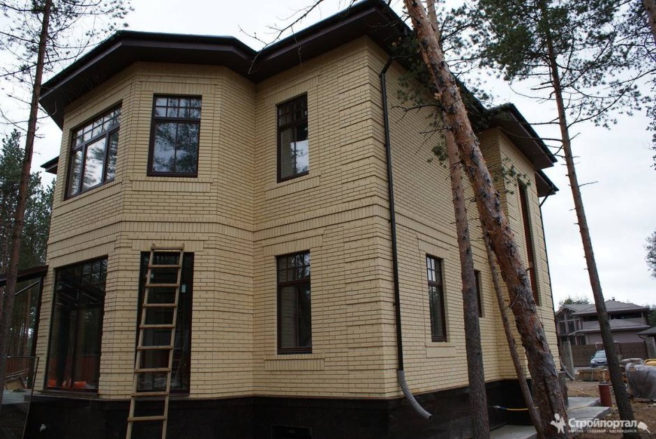 Фасады домов из светлого кирпича