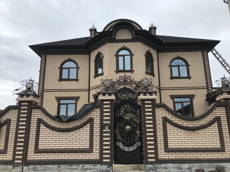 Фасад из кирпича слоновая кость