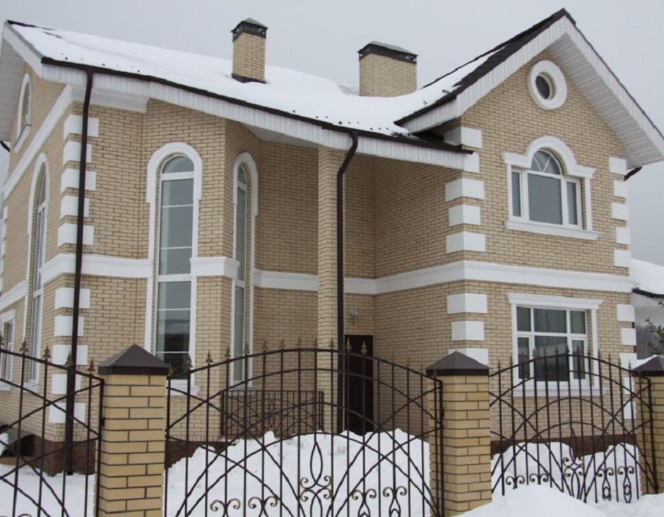 Желтый кирпич белые окна