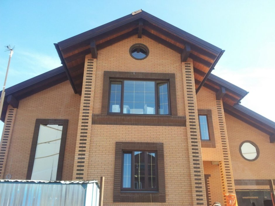 Дом облицованный кирпичом ЛСР