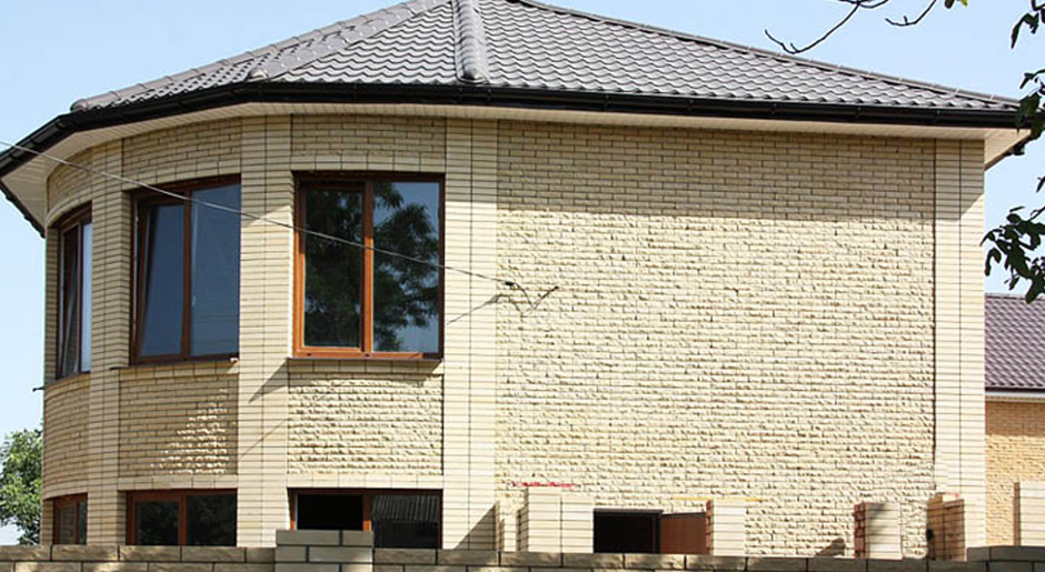 Фасад из гиперпрессованного кирпича