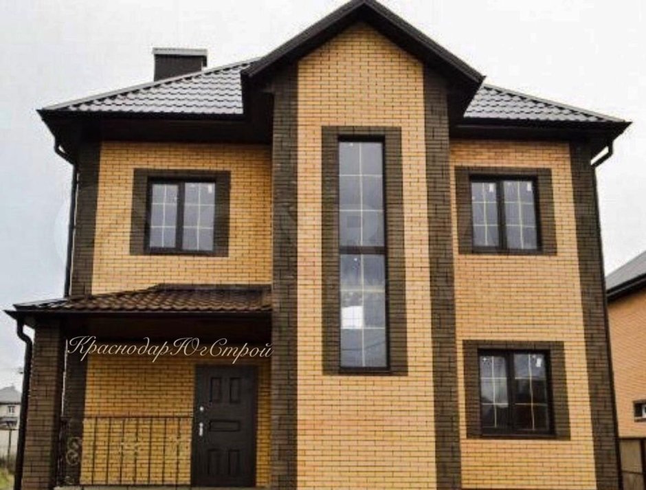 Дом желтый кирпич с коричневым