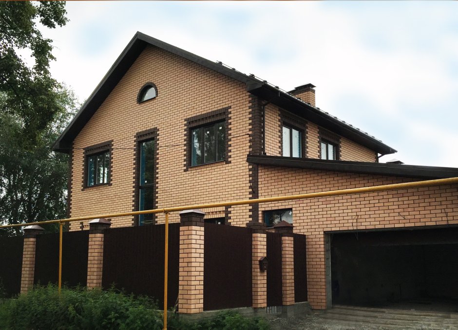 Фасад из желтого кирпича