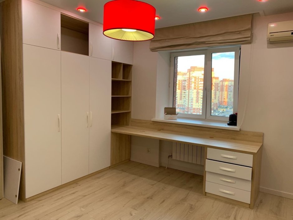 Письменный стол у окна со шкафами