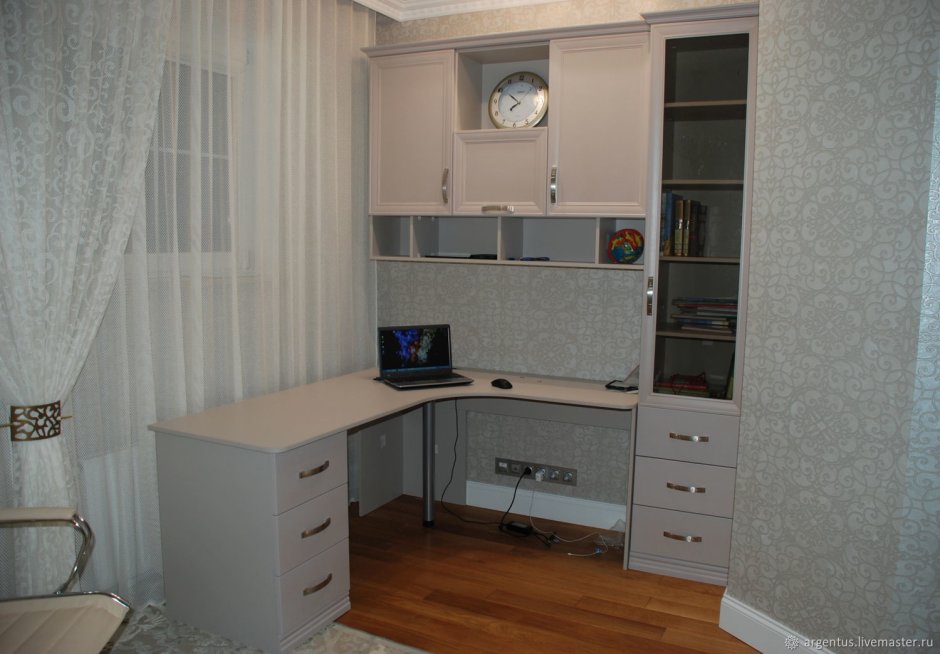 Угловой стол у окна