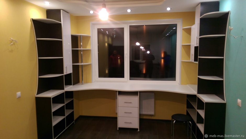 Встроенный письменный стол для школьника