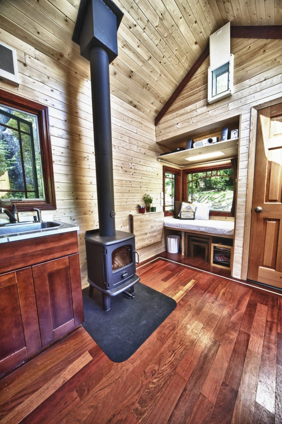 Дом в деревне с печкой в центре
