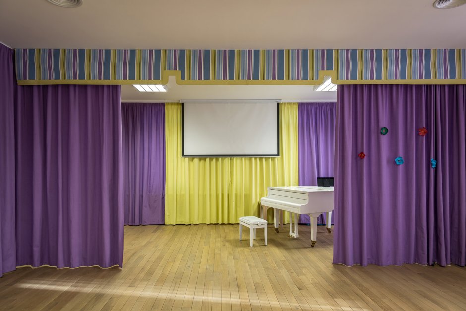 Шторы в детский сад в актовый зал