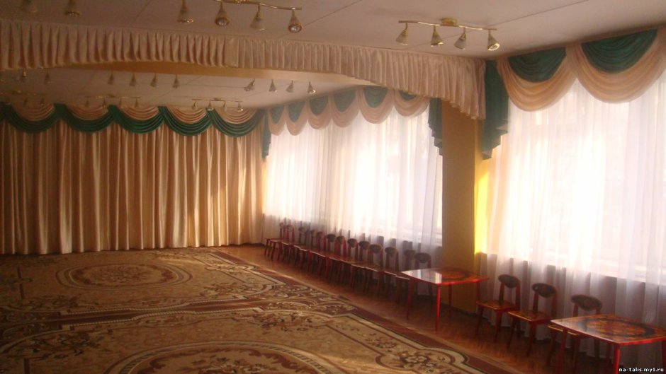 Актовый зал на новый год в школе