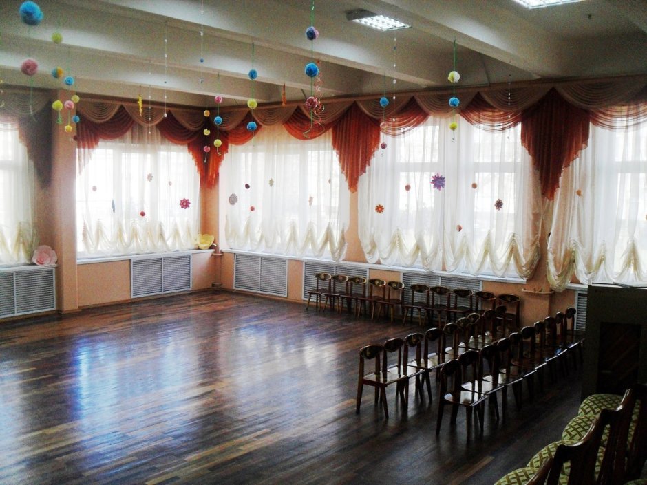 Стены в актовом зале