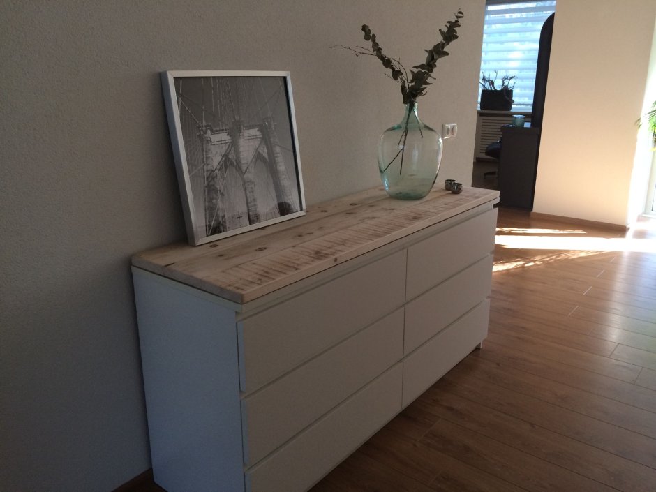 Комод со столом в спальню