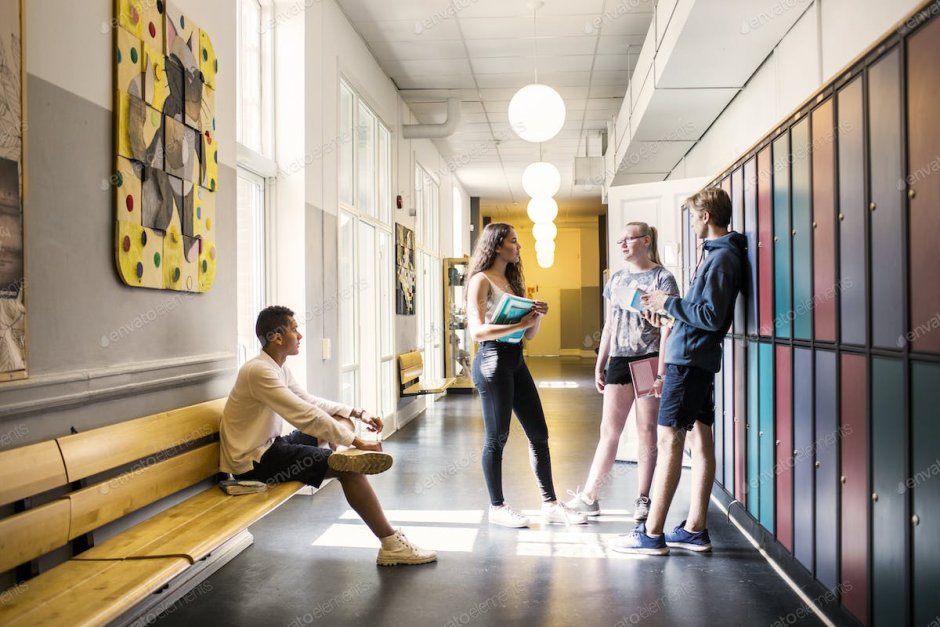 Студенты в коридоре