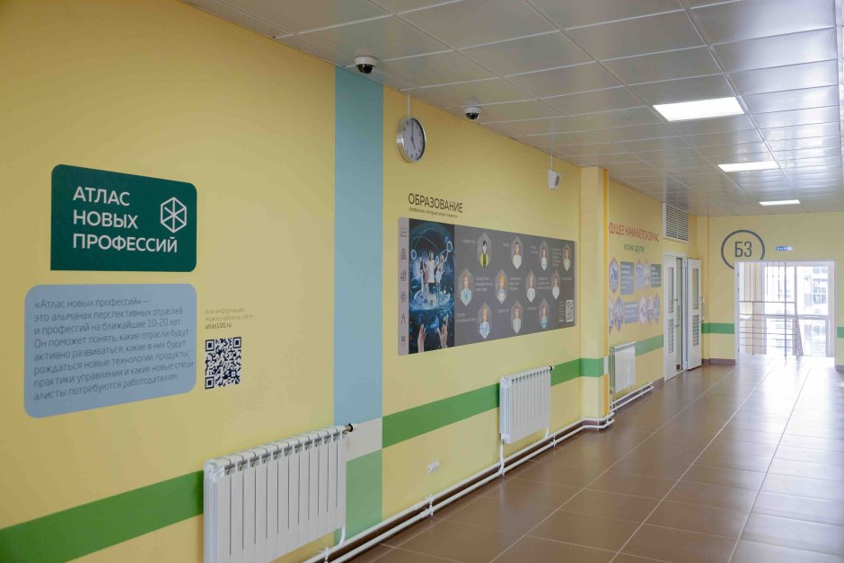 Информативная зона в школе в коридоре современный