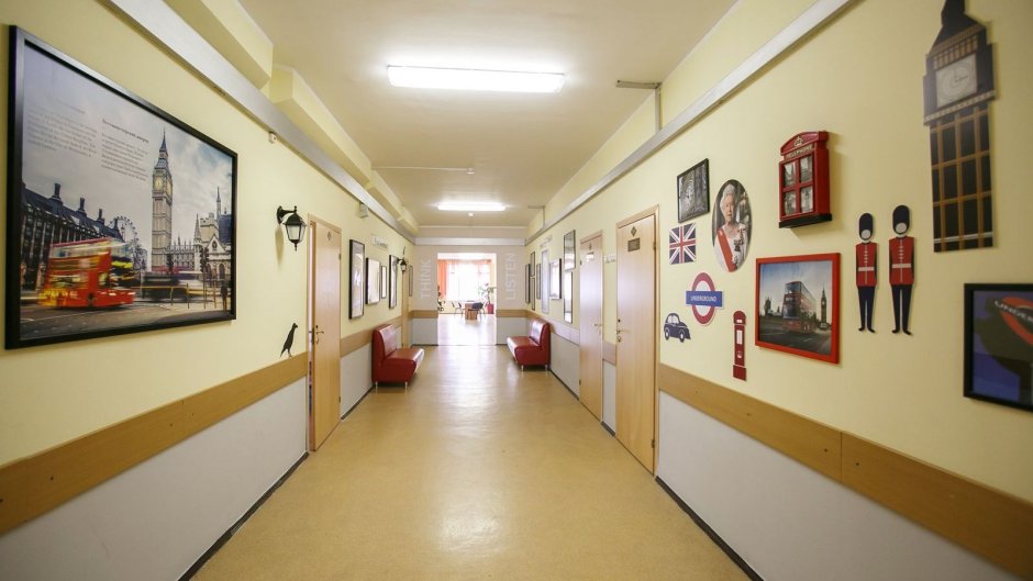 Школьная стена в коридоре