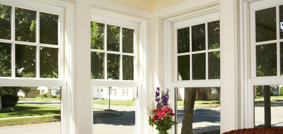 Оконная рама белая деревянная