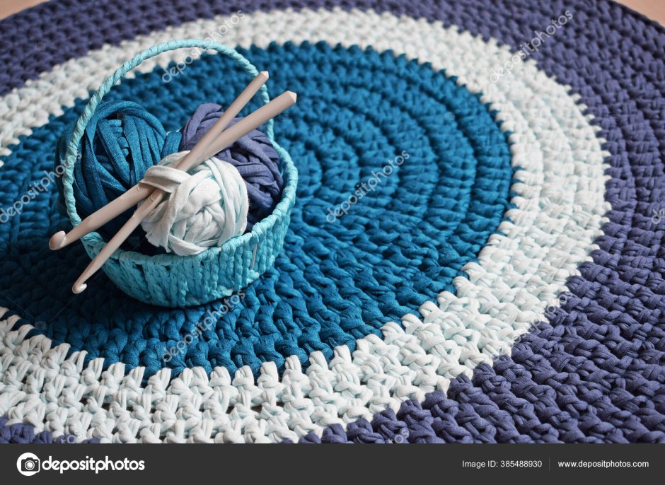 Ковер из трикотажной пряжи крючком