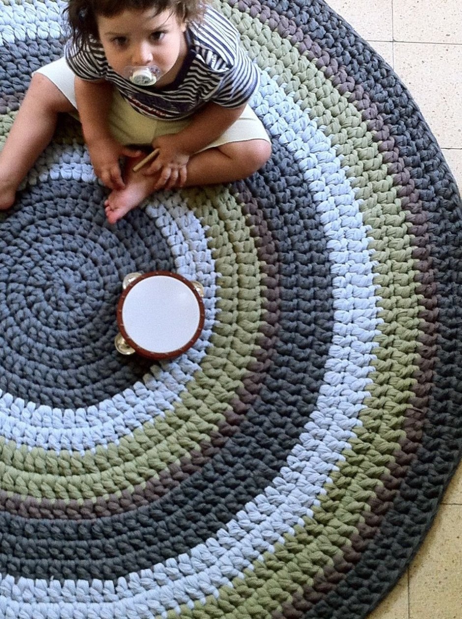 Вязаный коврик из кругов
