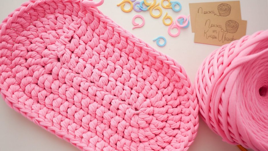 Овальный коврик из трикотажной пряжи