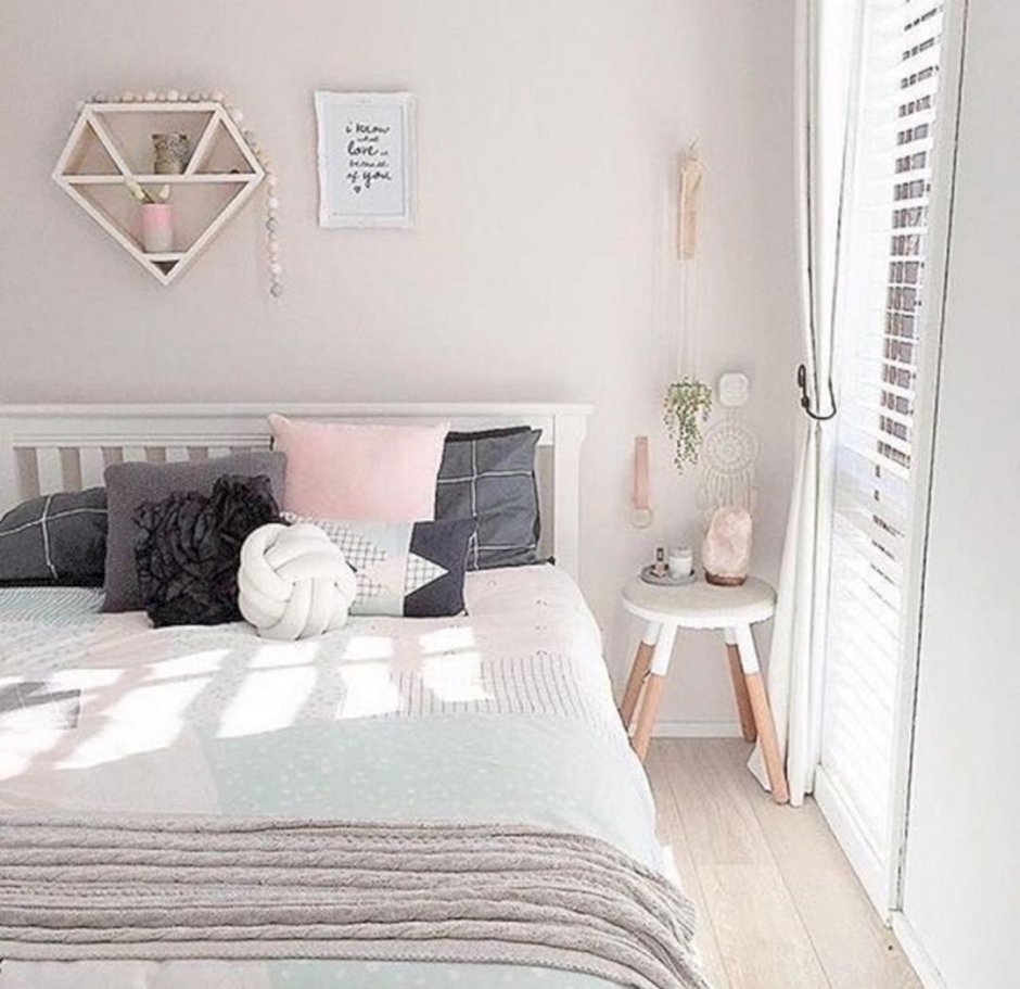 Кровать в футуристическом стиле