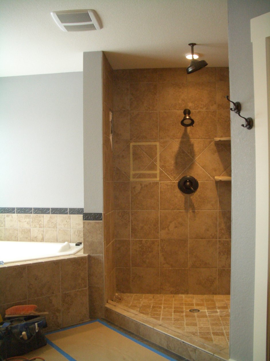 Ванная с поддоном и шторкой