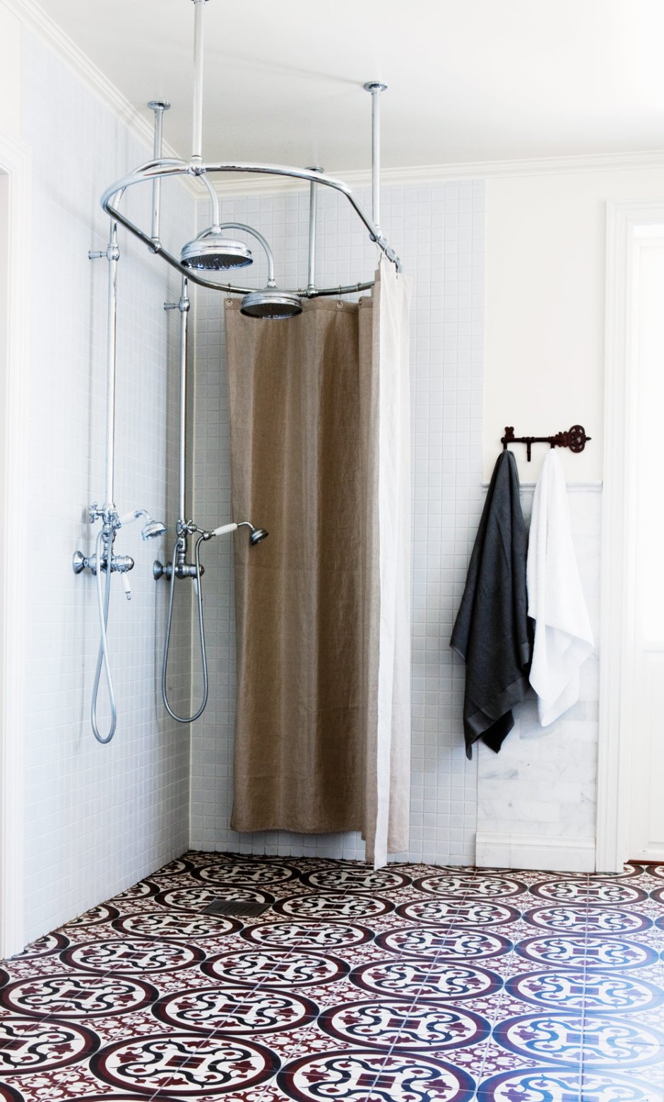 Душевая кабина с занавеской