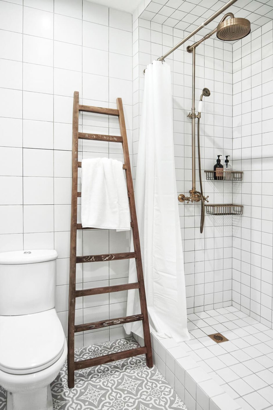 Интерьер ванной комнаты со шторкой