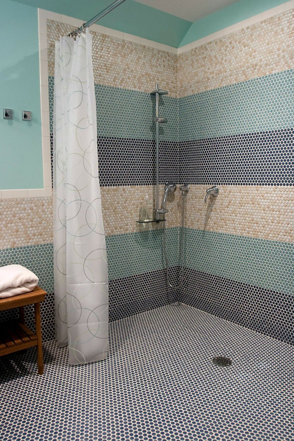 Душевая кабина из кафеля со шторкой