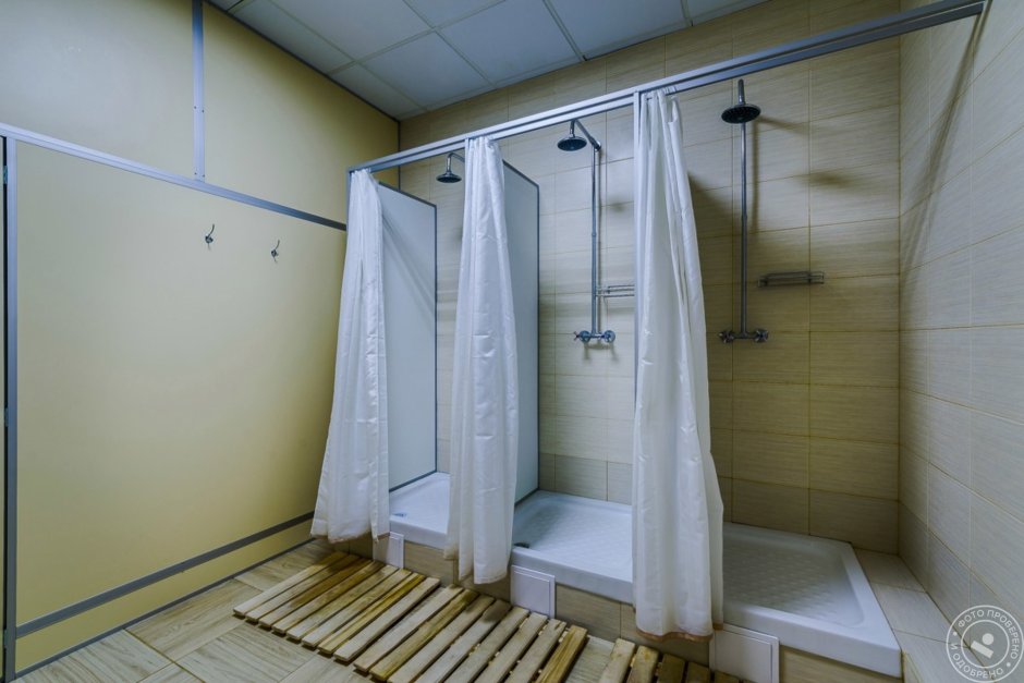 Душевая кабина из плитки со стеклянной