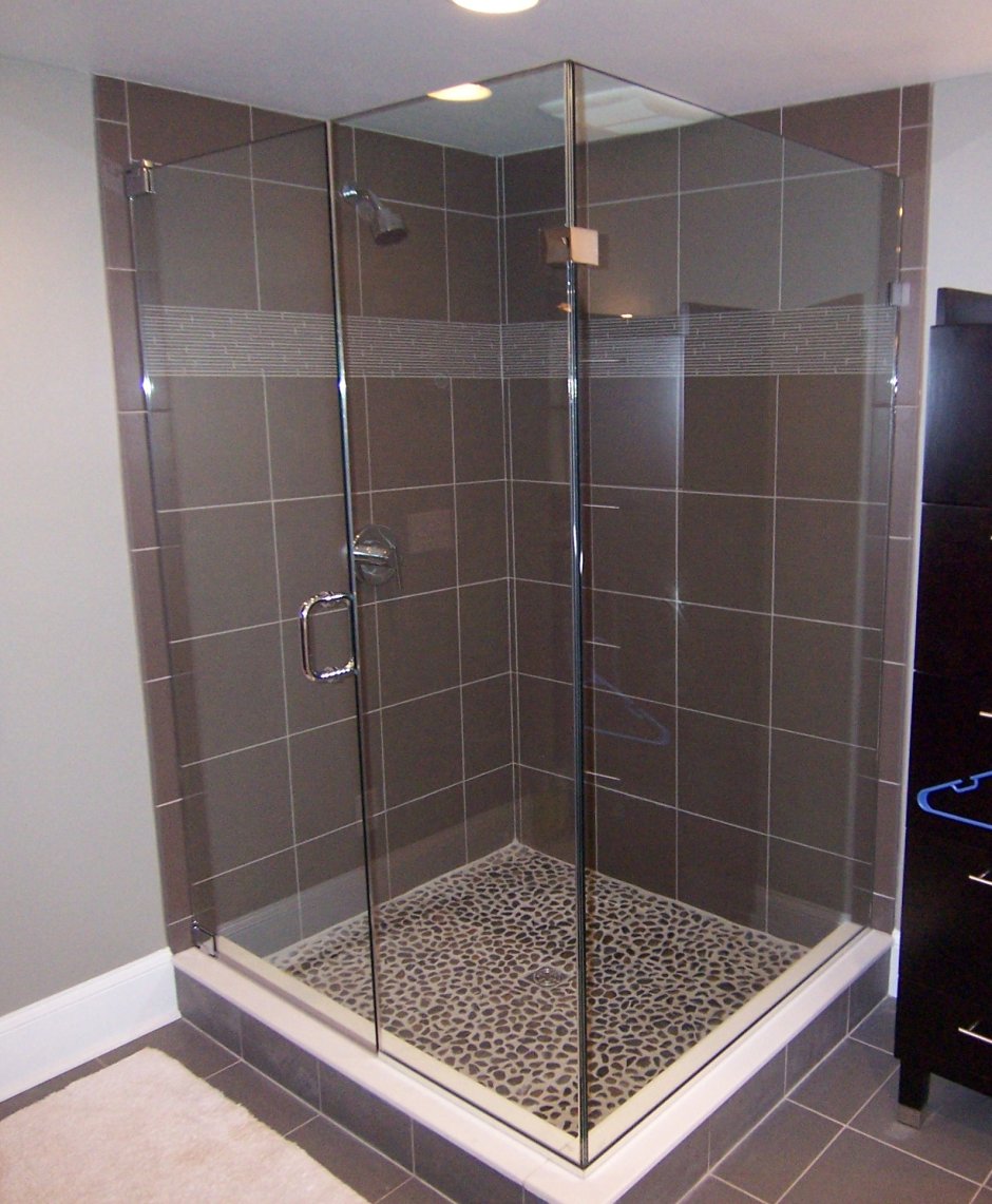 Стеклянная душевая перегородка со шторкой