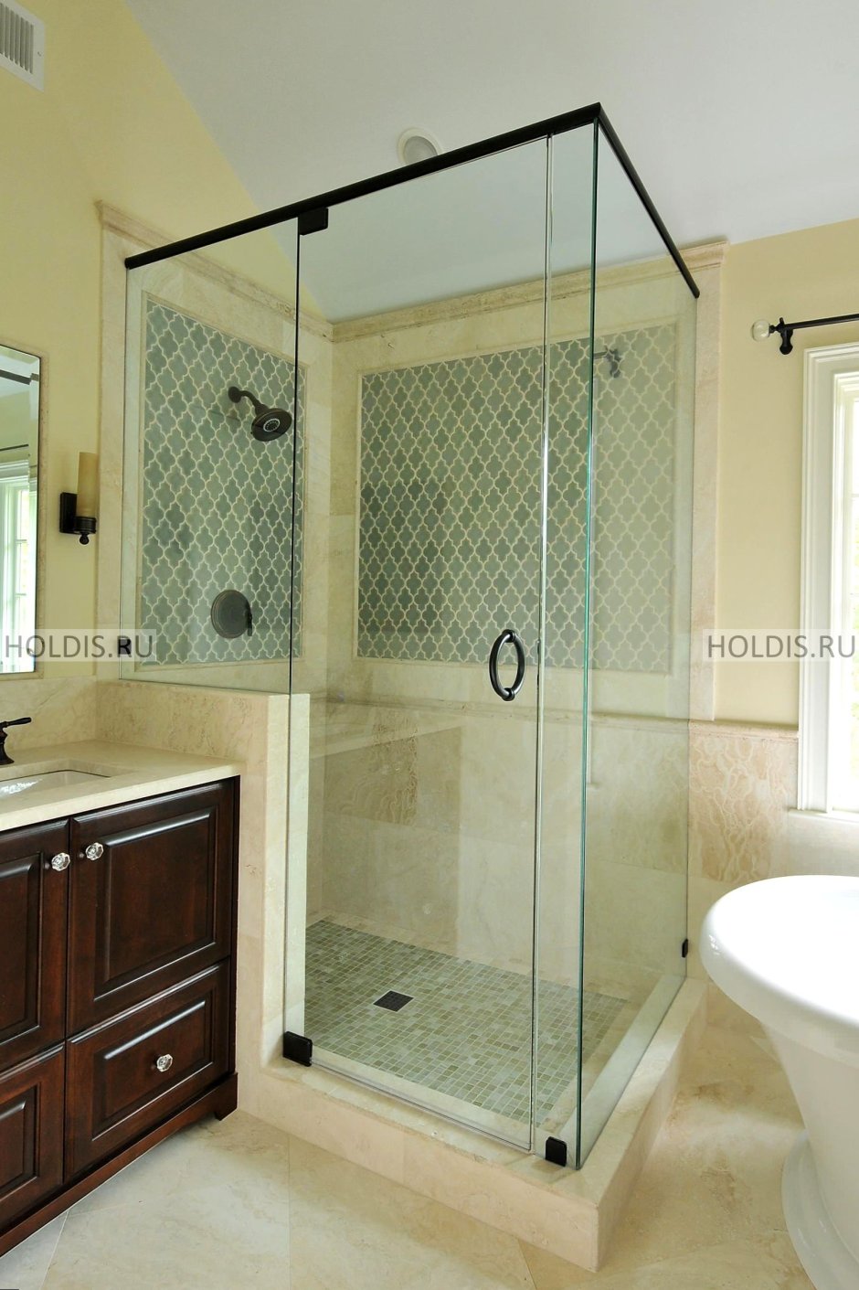 Душевой уголок с поддоном из плитки