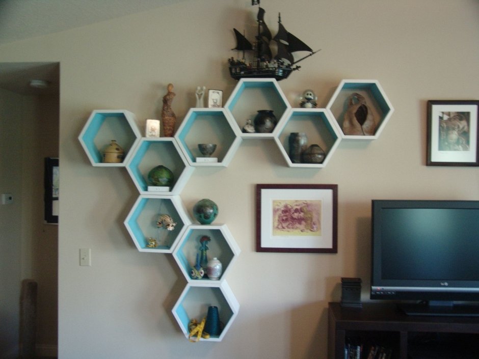 Полки соты в интерьере гостиной