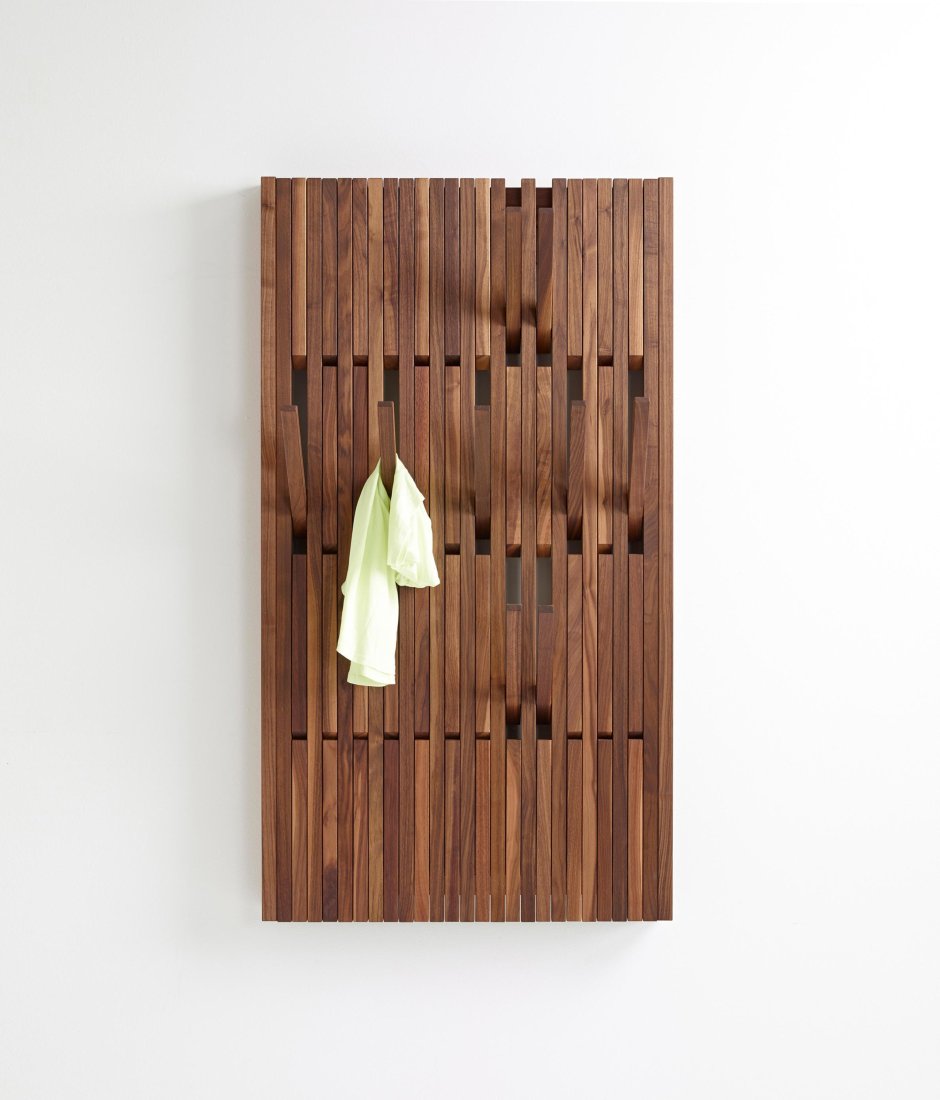 Вешалка с откидными крючками в прихожую