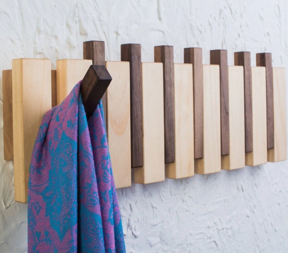 Вешалка откидная деревянная настенная