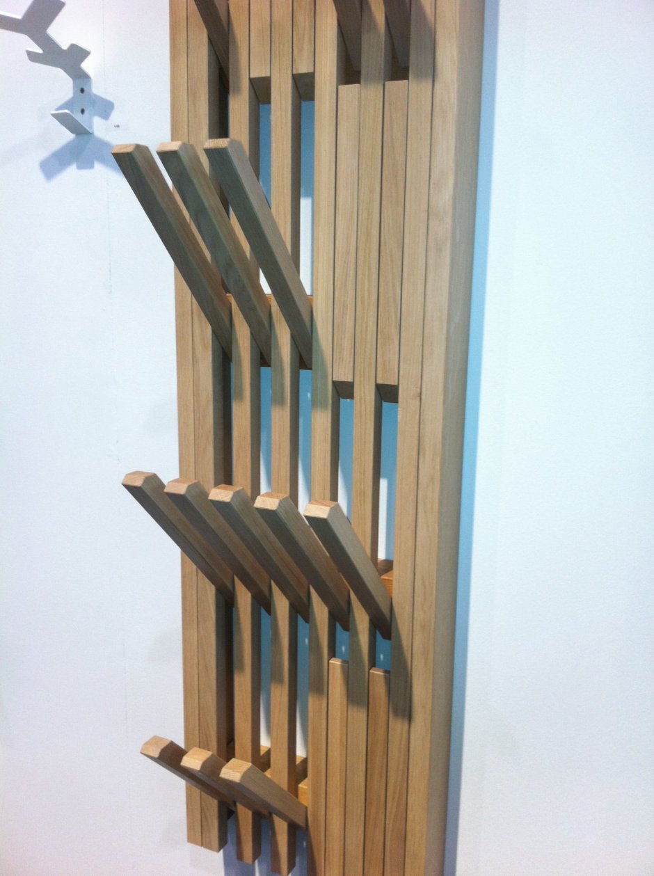 Современная прихожая с рейками