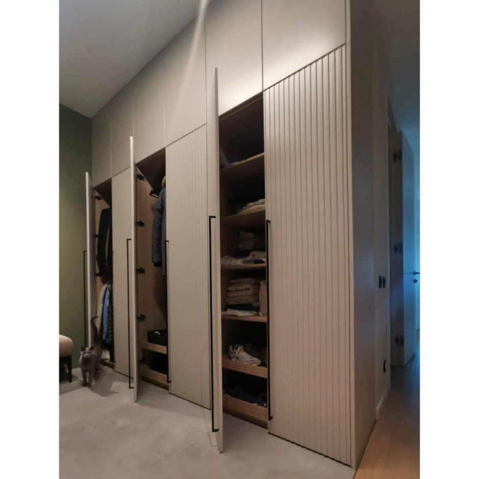 Шкаф с вертикальной фрезеровкой