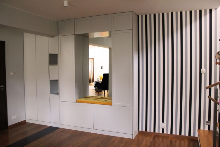 Обои в полоску для стен в прихожей