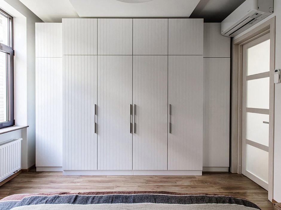Встроенный шкаф в спальню с распашными дверями