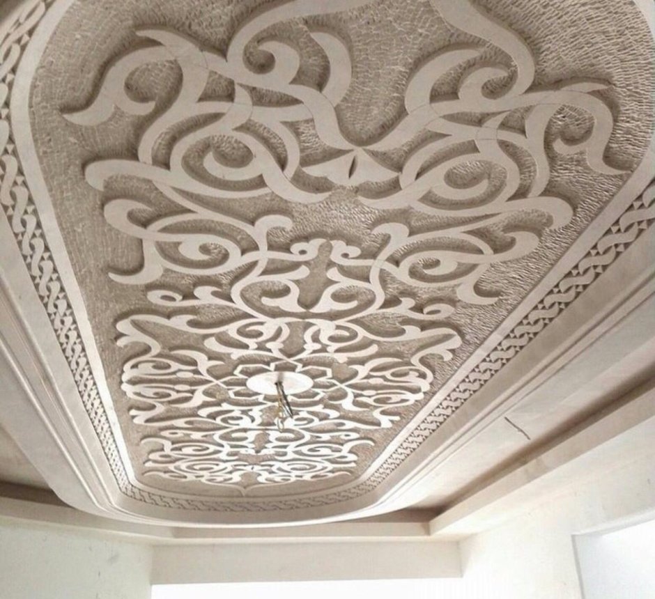 Фигурные потолки с декором