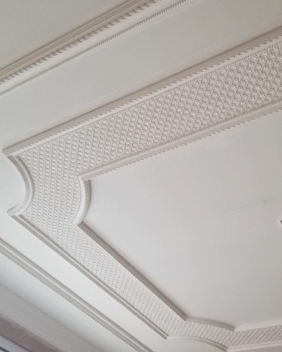 Гипсовая лепнина на потолке